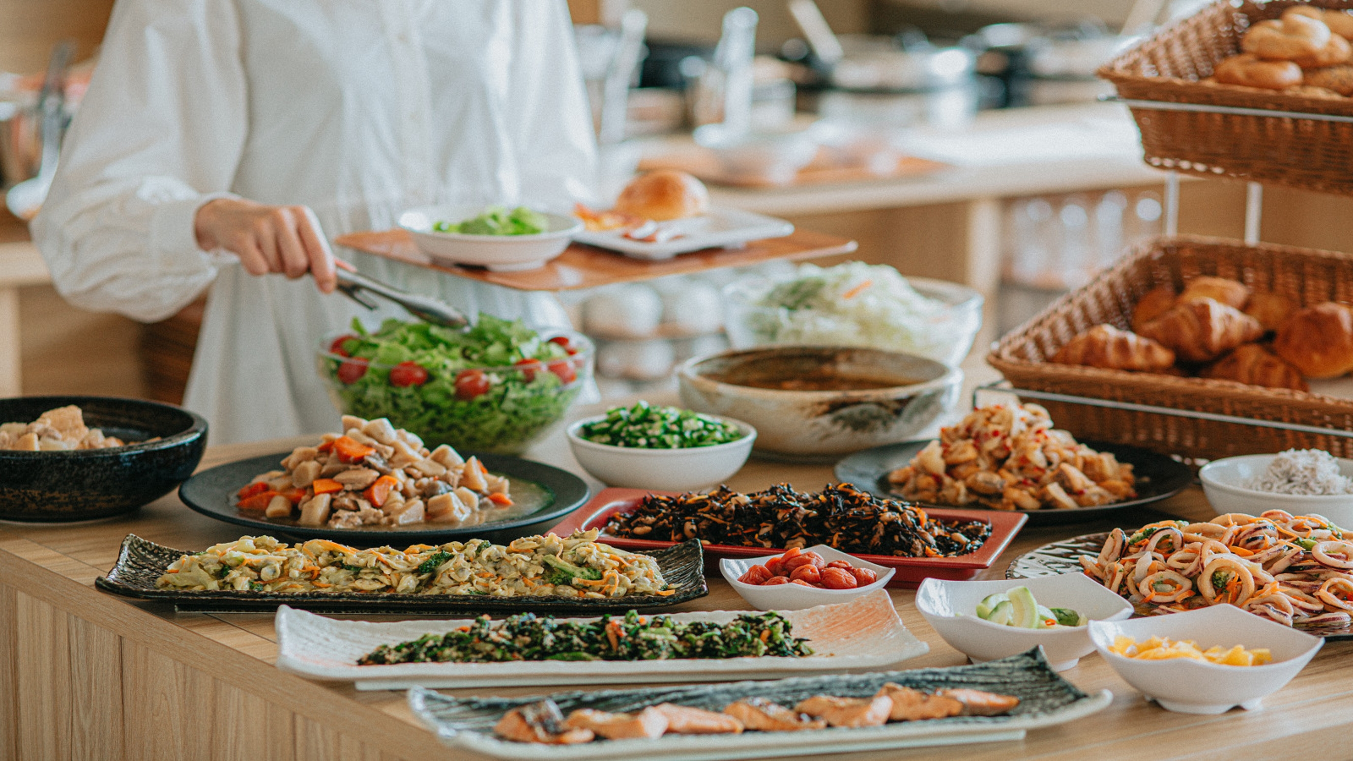 朝食サービスの風景